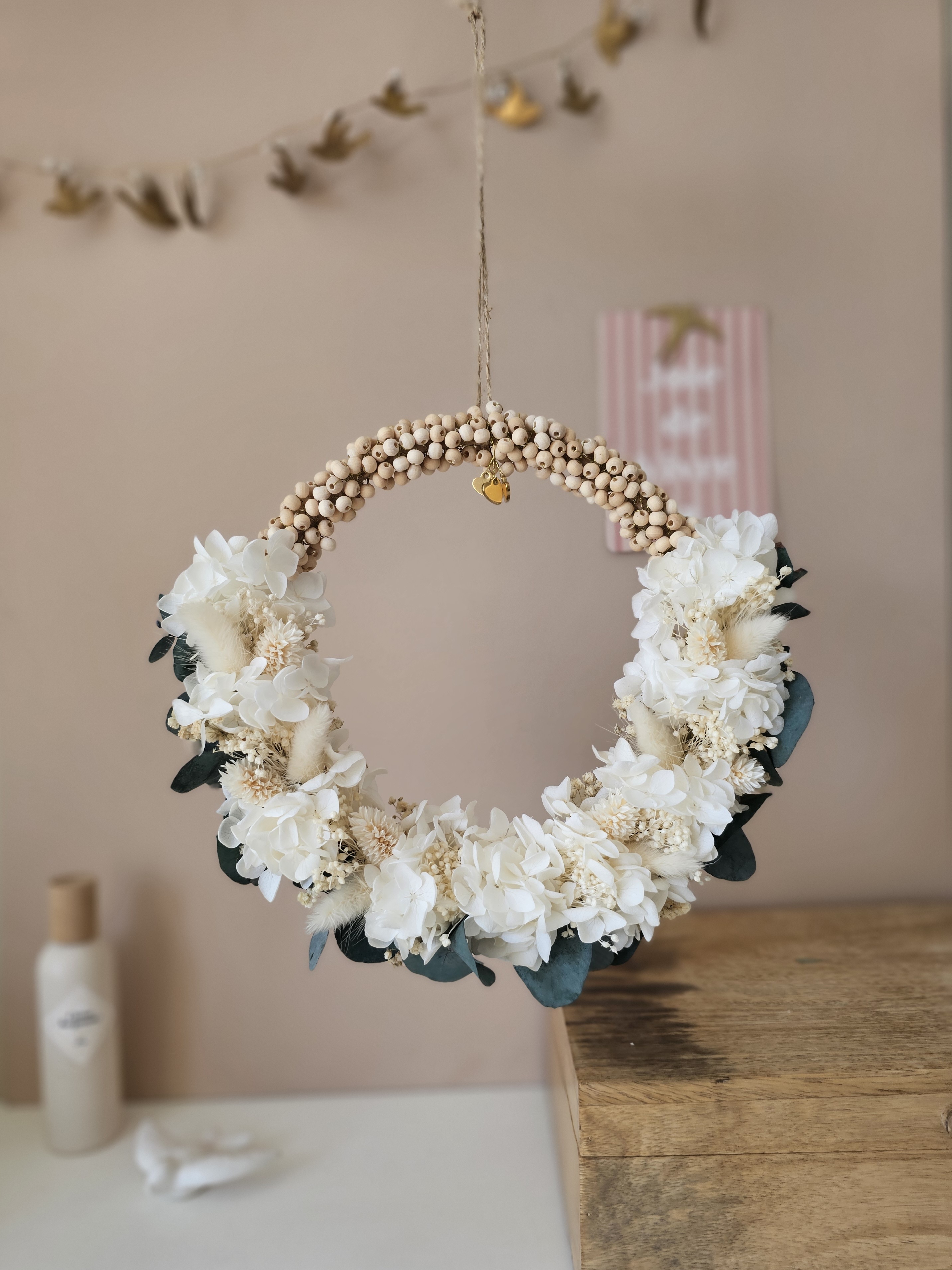 Couronne de fleurs et perles de bois